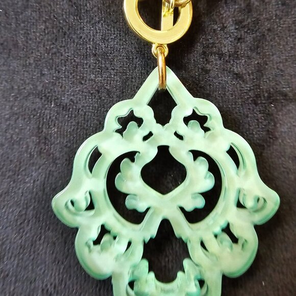 Womens Gold Tone Chain Resin Deco Pendant Necklace Jewelry with Toggle Clasp - Picture 2 of 6